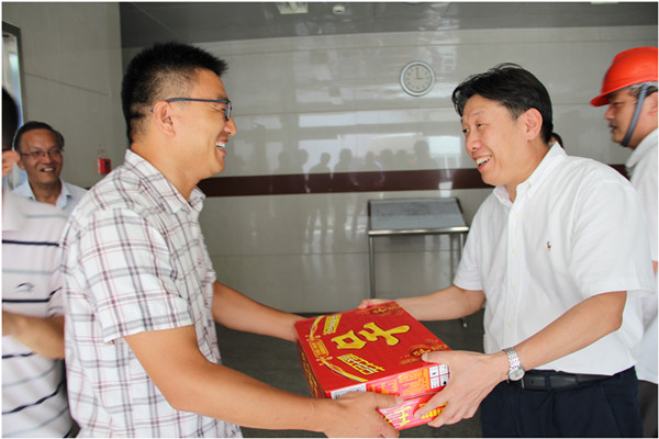 公司領(lǐng)導慰問(wèn)高溫下作業(yè)一線(xiàn)職工